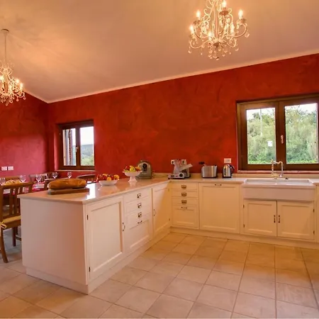Sleeps 8 Pool Air Con Wifi