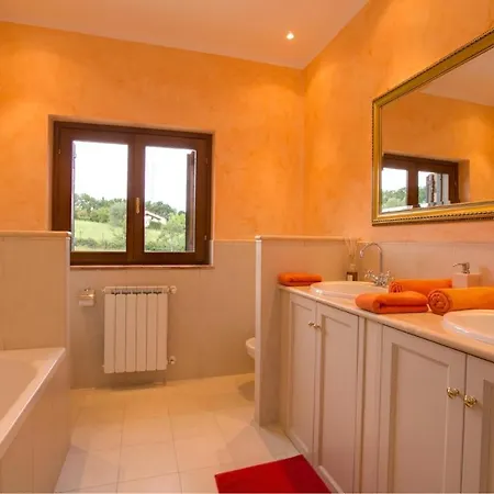 Sleeps 8 Pool Air Con Wifi