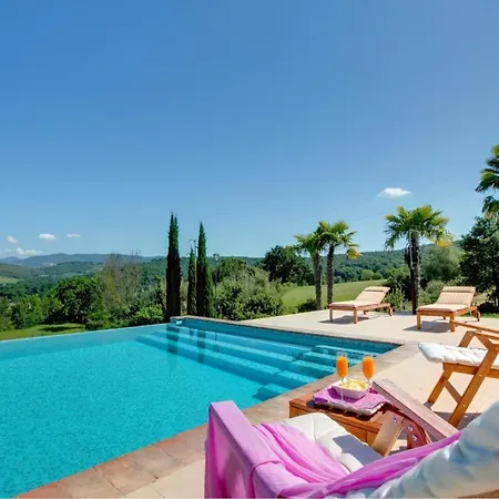 Sleeps 8 Pool Air Con Wifi
