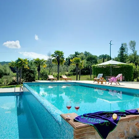 Sleeps 8 Pool Air Con Wifi * Giove