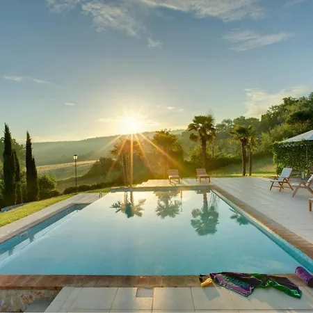 Sleeps 8 Pool Air Con Wifi
